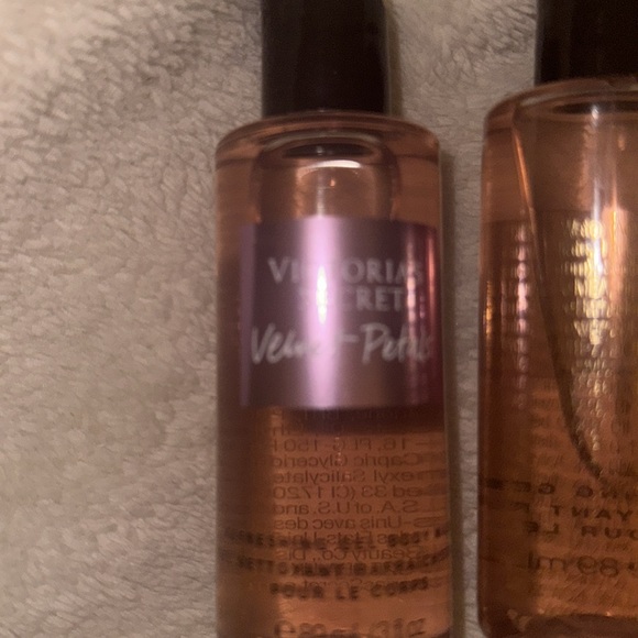 Victoria’s Secret Velvet Petals Refreshing Gel Body Wash - Picture 3 of 3